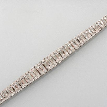 null Bracelet plat, articulé en , platine 900 MM, centré d'une ligne en légère chute...
