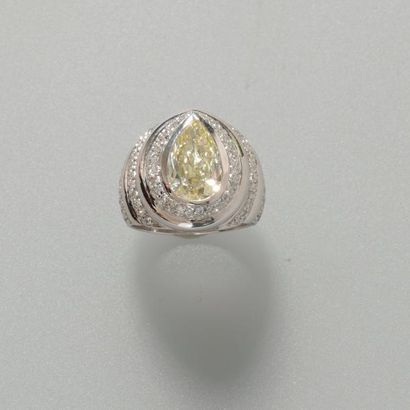 null Bague en or gris, 750 MM, ornée d'un diamant taille poire "Yellow" pesant 2,79...