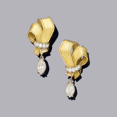 null CARTIER, Clips d'oreilles dessinant un ruban d' or jaune, 750 MM, lié de diamants...