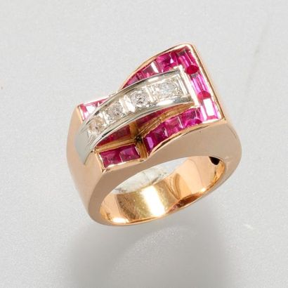 null Bague asymétrique en or rose, ornée de diamants et pierres de synthèse, rouges...