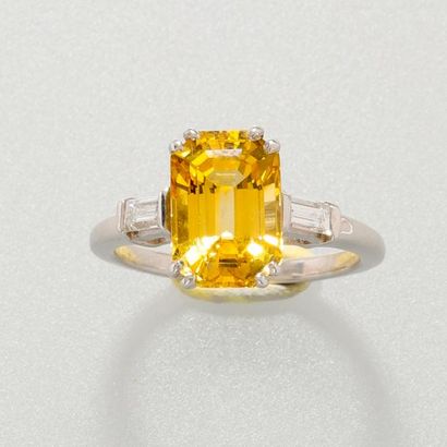 null Bague en or gris, 750 MM, ornée d'un saphir jaune taille émeraude pesant 4 carats...