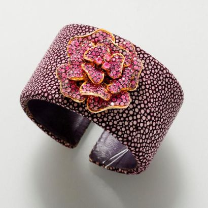 null Bracelet rigide ouvert en galuchat couleur violet, centré d'une fleur épanouie...