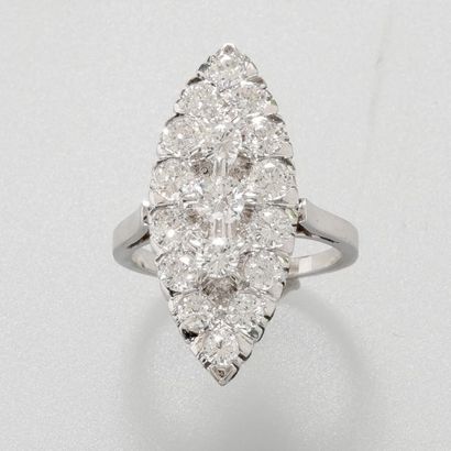 null Importante bague "Marquise" en or gris, 750 MM, recouverte de brillants, belle...