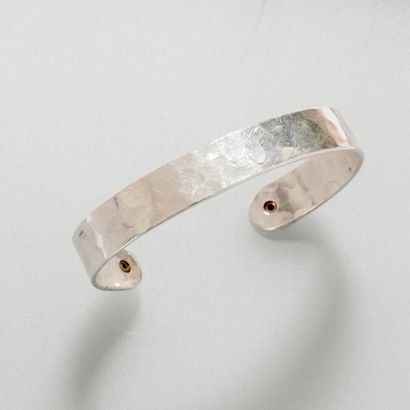 null DINH VAN, Bracelet semi rigide en , argent 925 MM, ponctué de deux diamants...