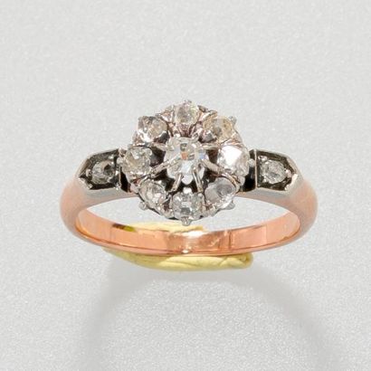 null Bague margureite enn or jaune, 750 MM, ornée de diamants taiile rose, 1910-1920,...