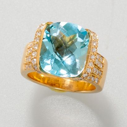 null Bague en or jaune, 750 MM, ornée d'une topaze bleue entourée et épaulée diamants,...