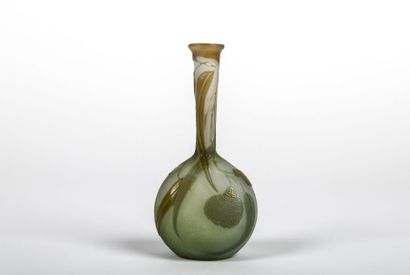 null Émile Gallé (1846-1904)

Vase soliflore en verre multi couches à décor d'eucalyptus...