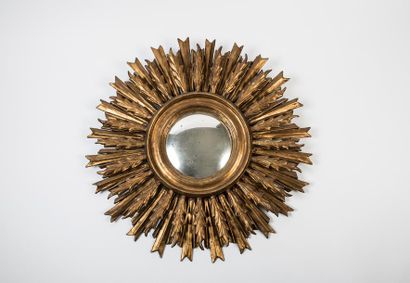 null Miroir sorcière

en bois doré à motif rayonnant 

XXe siècle

Diam. 82?cm

