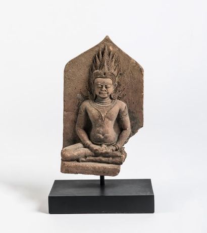 null Buddha couronné 

assis en dhyanasana, paré d'un pectoral de bracelets et coiffé...