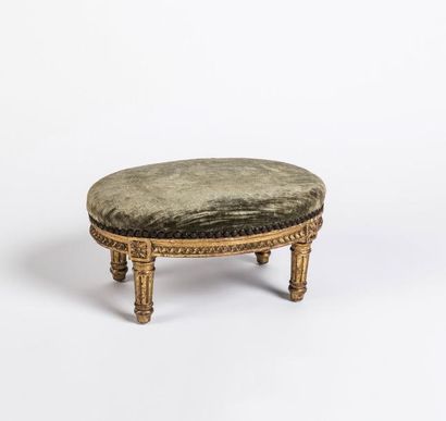 null Tabouret de pied de forme ovale

en bois sculpté et doré 

Style Louis XVI

Haut....
