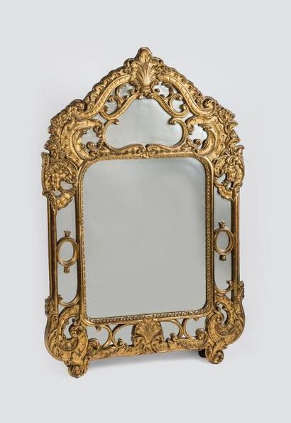 null Important miroir à pare close
en bois mouluré sculpté et doré à décor rocaille...
