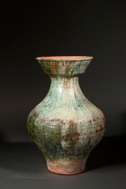 null Vase de forme Hu enterre cuite à glaçure verte plombifère. Chine. Dynastie des...