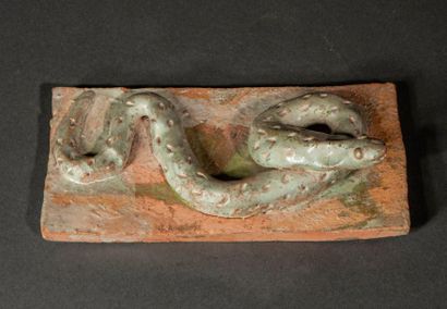 null Brique décorative de sanctuaire enluminée en haut relief d'un serpent sinueux....