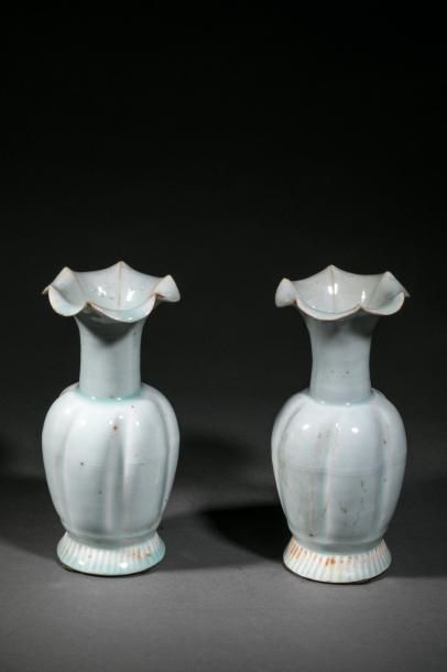 null Paire de vases d'offrande Qinbaï sur piédouche à corps ovoïde godronné "tranches...