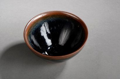 null Coupelle temoku sur base plate à paroi évasée en grès porcelaineux à glaçure...