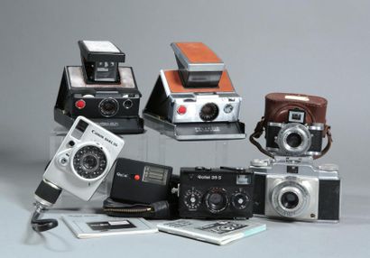 null Lot de six appareils divers : deux Polaroid SX-70, marron et model 3. Rollei...