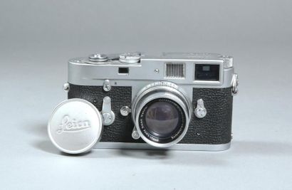 null Leica M2, n°1093058.
Objectif Summicron 2/5 cm, n°1266472, avec bouchon.