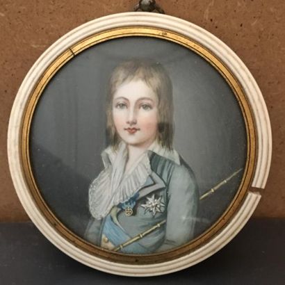 null Portrait de Louis XVII
Milieu XIXe
Miniature ronde cerclé de laiton et ivoire...