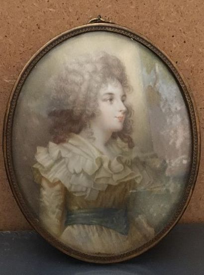 null Portrait d’une jeune fille
Début XIXe siècle
Miniature ovale sur ivoire cerclé...