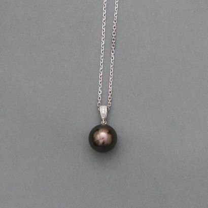 null Chaîne et pendentif en or gris, 750 MM, orné d'un brillant portant une perle...