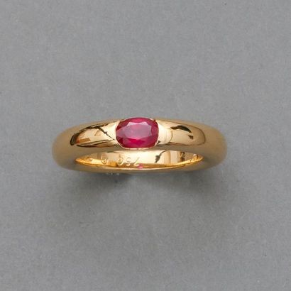 null CARTIER, Bague anneau en or jaune, 750 MM, ornée d'un rubis ovale , taille :...