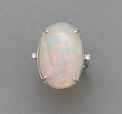 null Bague en or gris, 750 MM, ornée d'un opale ovale pesant 21 carats épaulée de...