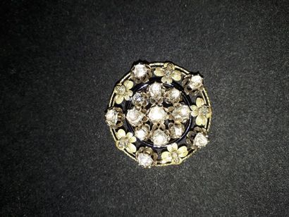 null Broche ronde en or jaune, 750 MM, recouverte de diamants dans un décor de filets...