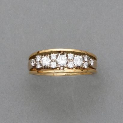 null Bague "anneau" en or jaune, 750 MM, centrée de diamants, vers 1950, taille :...