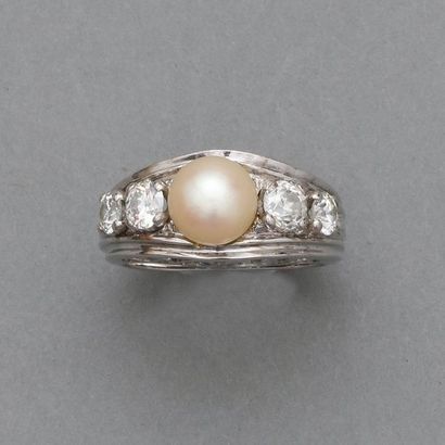 null Bague en or gris, 750 MM, ornée d'une perle et diamants, total : 1,20 carat...
