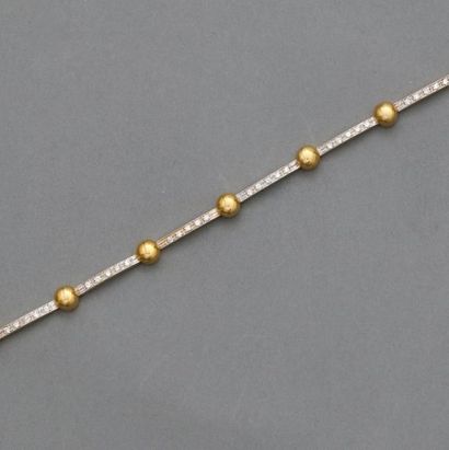 null Bracelet souple 2 ors, 750 MM, orné de huit perles d'or jaune intercalées de...