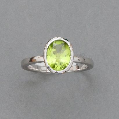 null Bague en or gris, 750 MM, ornée d'un péridot ovale, 2,50 carats environ en sertissure,...