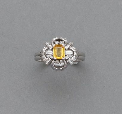 null Bague en or gris, 750 MM, centrée d'une citrine rectangulaire entourée de diamants...