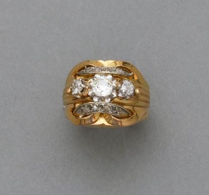 null Bague en or jaune 750MM et, platine 900 MM, ornée de diamants, vers 1940, taille...