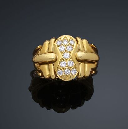 null Bague à décor de godrons d'or jaune, 750 MM, centrés d'un motif recouvert de...