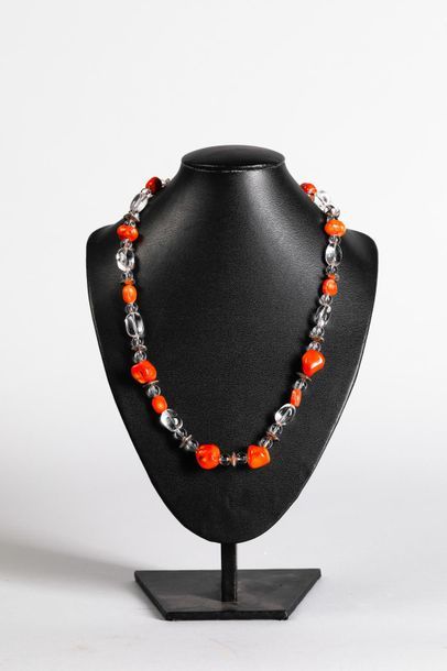 null Collier recomposé selon la tradition de perles de cristal de roche et corail....