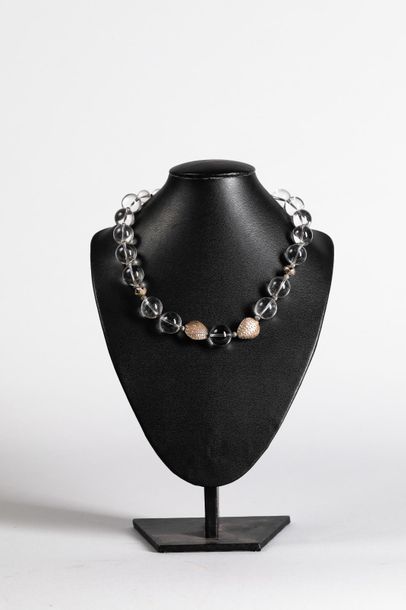 null Collier recomposé selon la tradition de perles de cristal de roche et de métal...