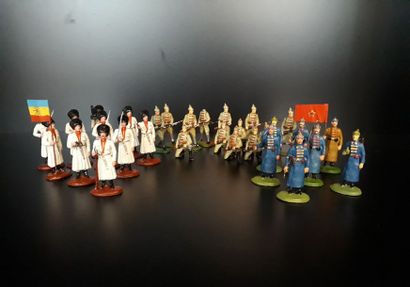 null REVOLUTION RUSSE. 10 figurines des cosaques (dont drapeau), 13 figurines fantassins...