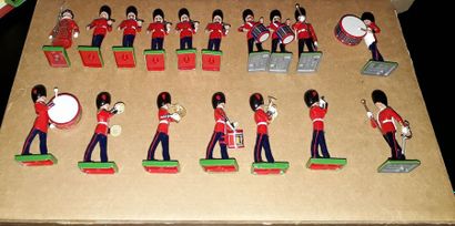 null [GRANDE BRETAGNE]. Grenadiers de la Reine. Royal Welch Guard, Britain. 12 +...