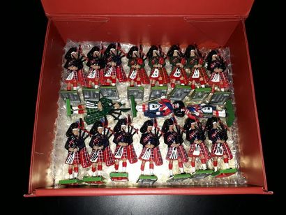 null [ECOSSE]. Scots Guards Piper Band. 18 figurines avec cornemuses (dont 15 kilt...