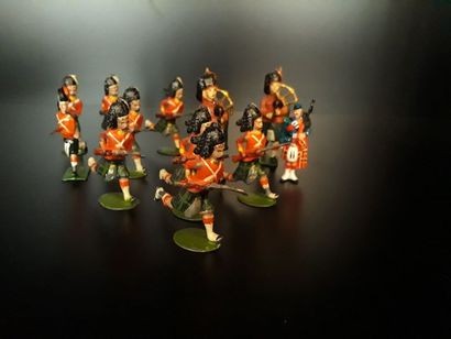 null [ECOSSE]. Scots Guards Piper Band. 18 figurines avec cornemuses (dont 15 kilt...