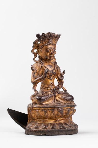 null Le Boddhisattva Avalokitésvara assis en dyanasana sur un socle lotiforme à double...