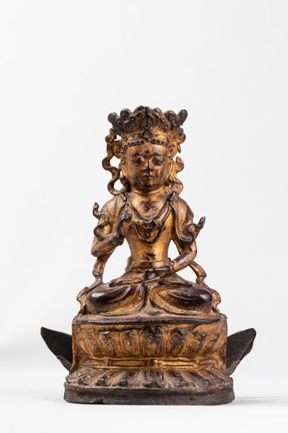null Le Boddhisattva Avalokitésvara assis en dyanasana sur un socle lotiforme à double...
