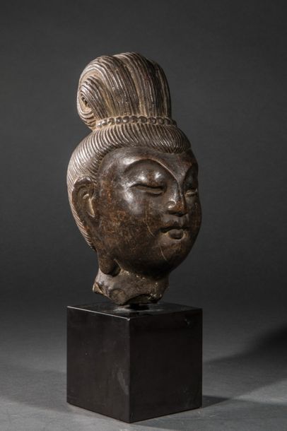null Tête du Boddhisattva Kwan Yin à l'expression sereine coiffé d'un haut chignon...