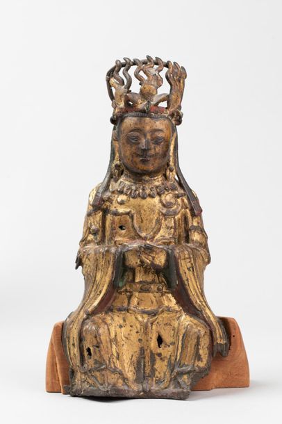 null Le Boddhisattva Kwan Yin assis les mains croisées coiffé d'une large couronne...