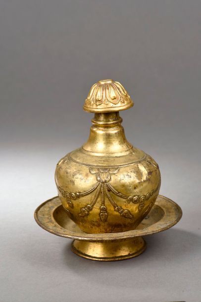 null Kalasha, vase rituel comprenant la liqueur d'immortalité Amrita dans une coupelle...