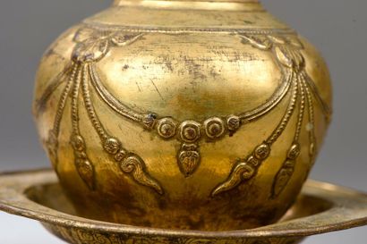 null Kalasha, vase rituel comprenant la liqueur d'immortalité Amrita dans une coupelle...