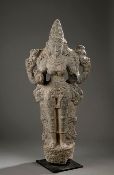 null Lakshmi debout dans une posture hiératique coiffée de la haute tiare Mukuta...
