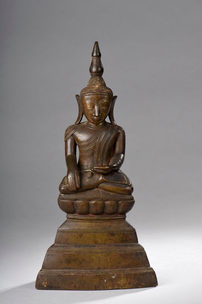 null Buddha Maravijaya assis sur un haut socle lotiforme . Bronze. Birmanie. Royaume...