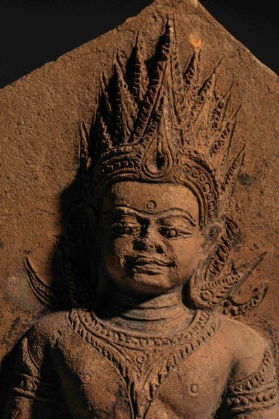 null Buddha couronné assis en dhyanasana, paré d'un pectoral de bracelets et coiffé...