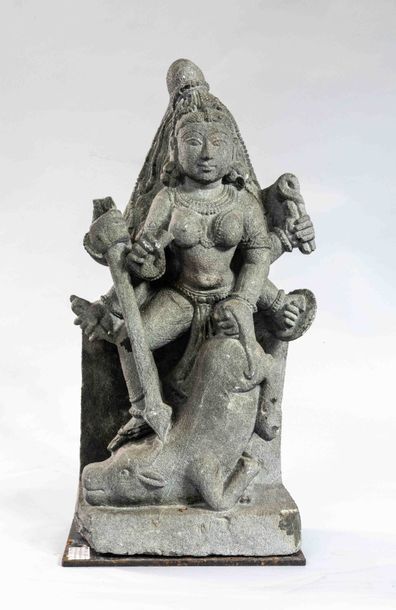 null Mahisasuramardhini, l'une des formes de Durga, parée de joyaux perlés et coiffée...